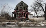 una casa abbandonata in un quartiere a est di detroit dove prima sorgevano diverse abitazioniorig main