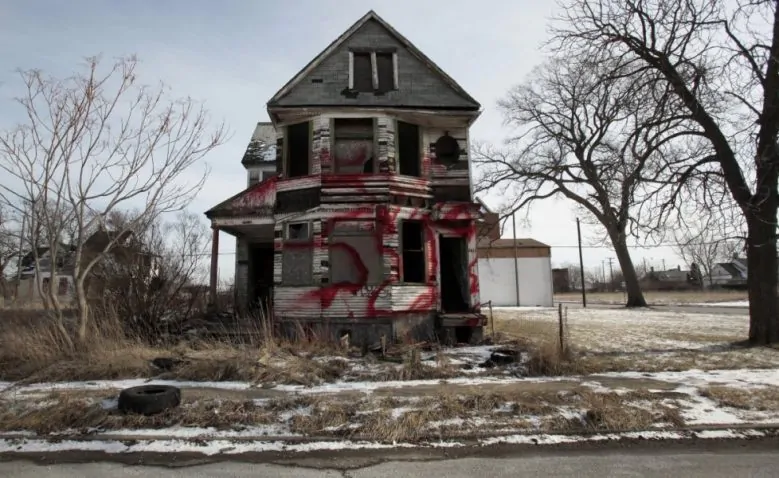 una casa abbandonata in un quartiere a est di detroit dove prima sorgevano diverse abitazioniorig main