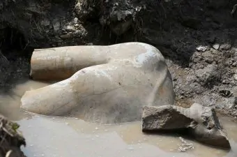 Scoperta al Cairo una statua monumentale del Faraone Ramses II