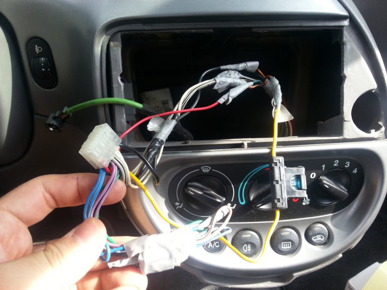 Come cambiare l'autoradio da soli Come cambiare l'autoradio da soli