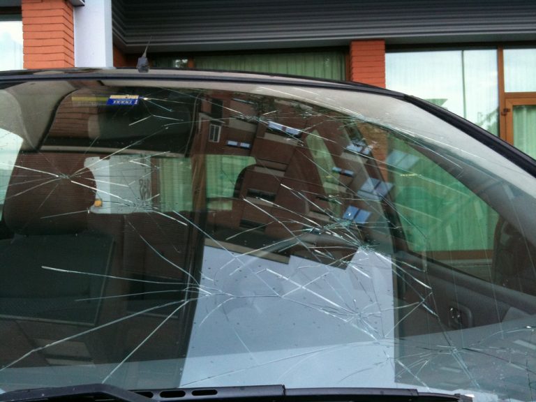 Riparazione o sostituzione parabrezza auto: quanto costano Riparazione o sostituzione parabrezza auto: quanto costano