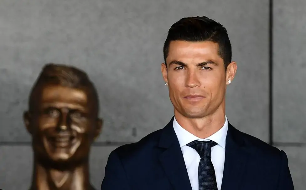 Cristiano Ronaldo inaugura laeroporto scatta lironia social