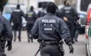 Germania shock: 19enne uccide bimbo di 9 anni e pubblica il video