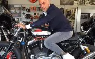 Gianluca Vacchi entra in casa con la Harley, il nuovo video