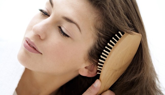 SPAZZOLARE I CAPELLI. SPAZZOLARE I CAPELLI.