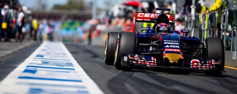 Formula 1, Gran Premio d'Australia: Hamilton in pole davanti a Vettel ma il distacco è minimo Formula 1, Gran Premio d'Australia: Hamilton in pole davanti a Vettel ma il distacco è minimo