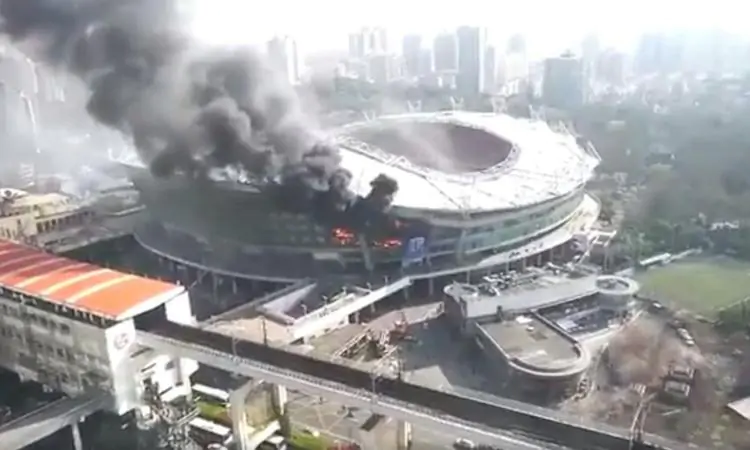 Cina: lo stadio dello Shanghai Shenhua va a fuoco