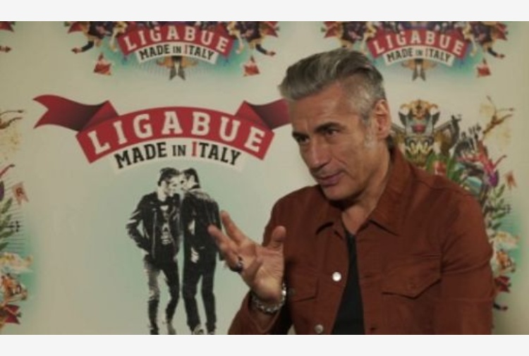 Ligabue si opera alle corde vocali, tour sospeso. Ecco quando ricomincia Ligabue si opera alle corde vocali, tour sospeso. Ecco quando ricomincia