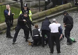 Londra il deputato cerca di salvare il poliziotto. La foto toccante 1