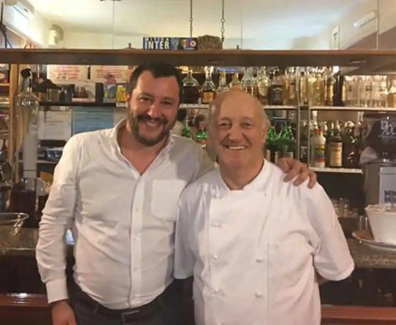 Matteo Salvini a cena dal ristoratore che ucciso i ladri