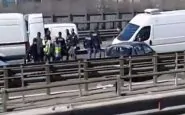 Milano: contromano in tangenziale per fuggire dalla polizia dopo il furto. Otto i feriti