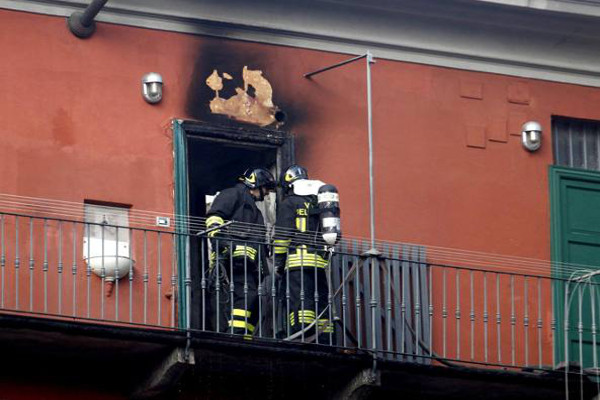 Milano, scoppia incendio vicino a Stazione Centrale. Evacuate 50 famiglie Milano, scoppia incendio vicino a Stazione Centrale. Evacuate 50 famiglie