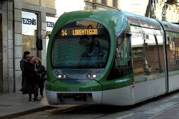 Milano, tram investe due donne. Traffico in tilt Milano, tram investe due donne. Traffico in tilt