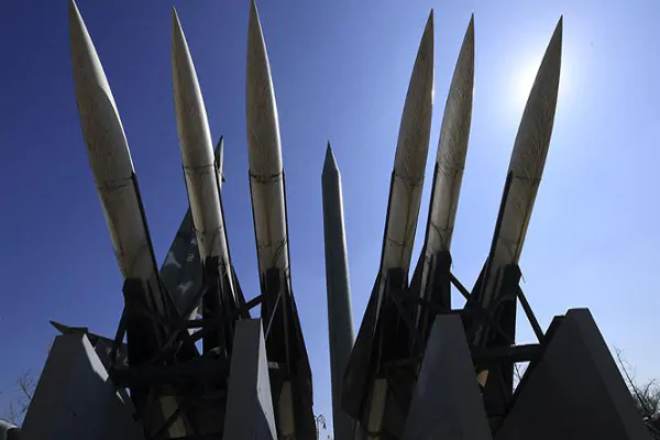 Nord Corea lancia missili: 3 cadono al largo del Giappone