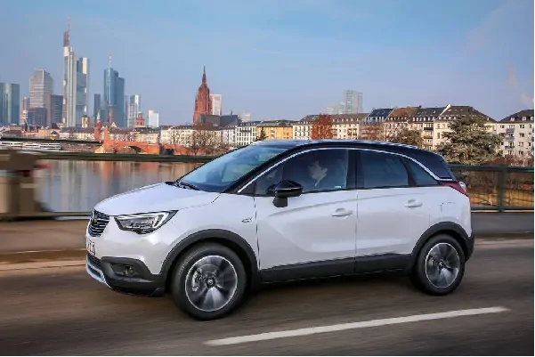 Opel Crossland X dimensioni consumi motori prezzi