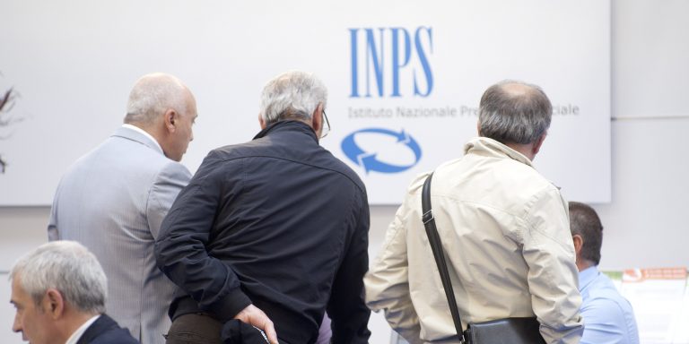 L'Inps ha pubblicato sul proprio sito un comunicato nel quale dichiara di aver avviato le pratiche per far sì che la quattordicesima sulle pensioni venga pagata entro luglio. pensioni