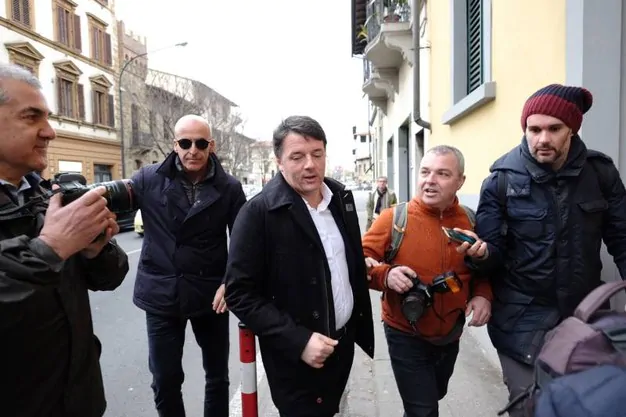 Renzi al Circolo Pd a Firenze: baci e abbracci con le sue sostenitrici