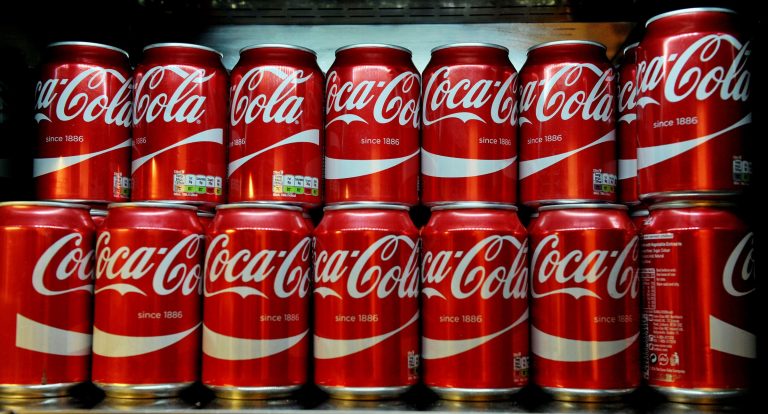 Resti umani trovati nelle lattine di coca cola. La polizia indaga