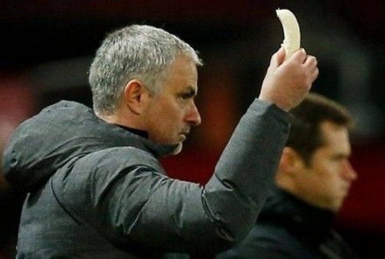 Rojo show in campo: mangia una banana durante una partita