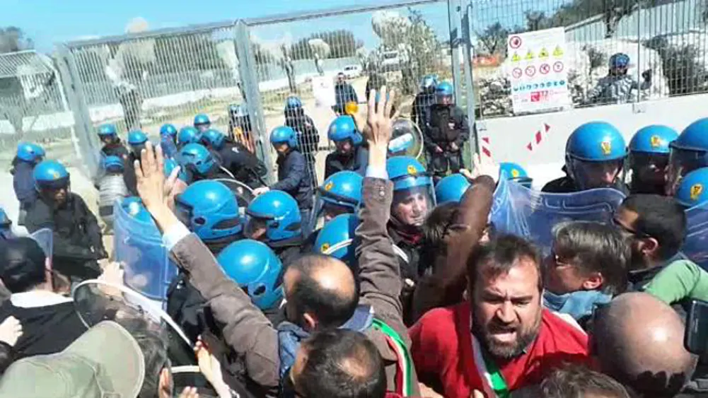 Salento: nel cantiere Tap carica della polizia sui manifestanti contro espianto olivi