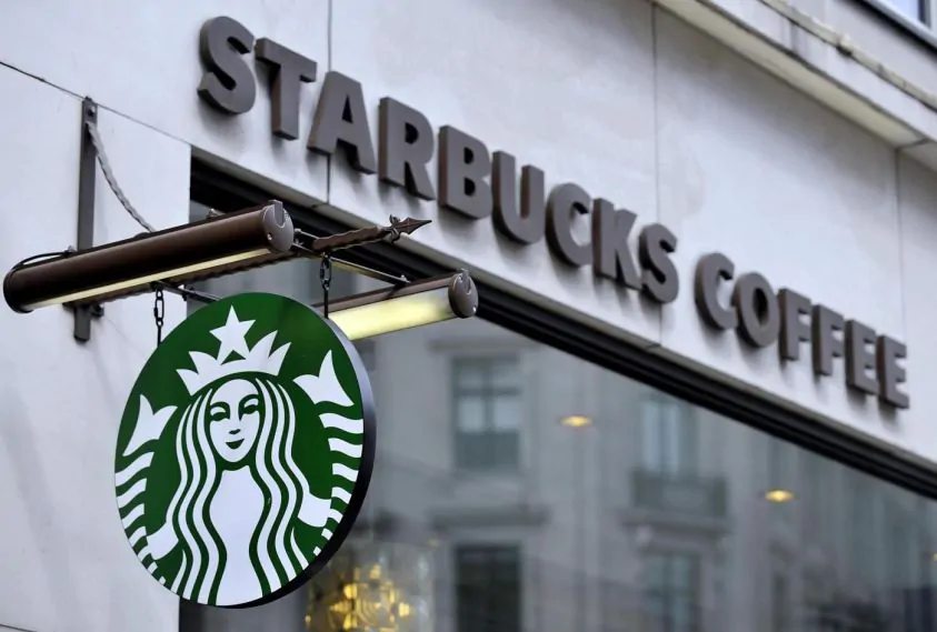 Starbucks Milano: assumeranno migranti e milanesi in difficoltà