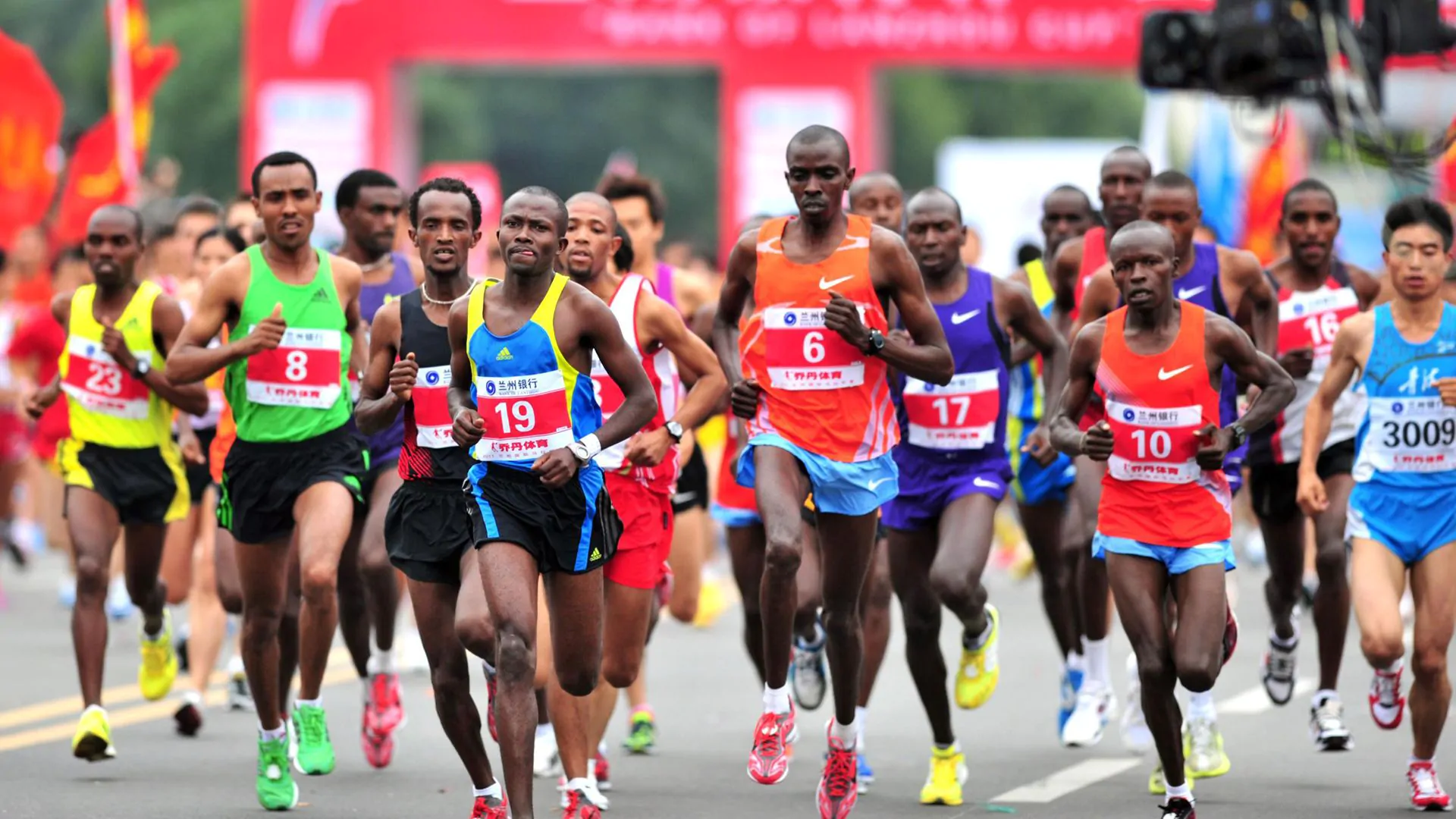 Cina, i maratoneti sbagliano strada prima del traguardo e il terzo gode