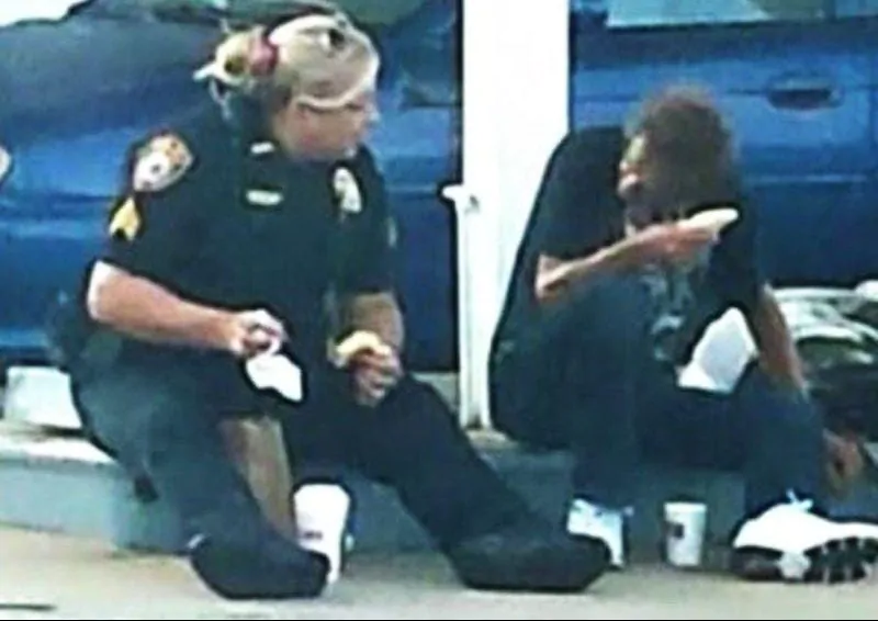Agente di polizia fa colazione con un senzatetto. Le foto