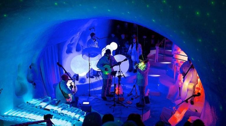 Scava 20 anni nel ghiaccio e realizza una sala da concerto