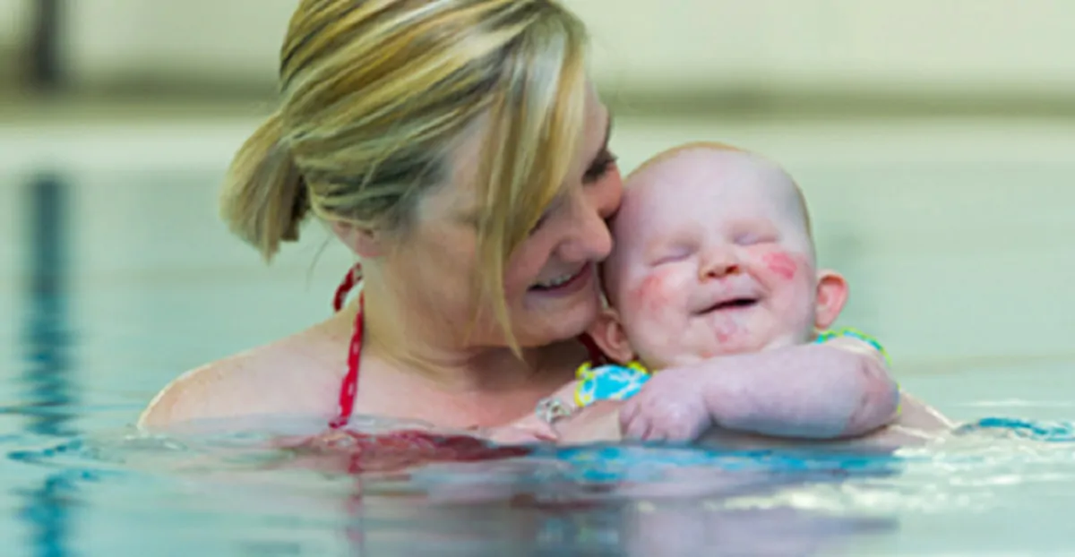 Bimba nasce senza occhi e quando entra in piscina sorride sempre