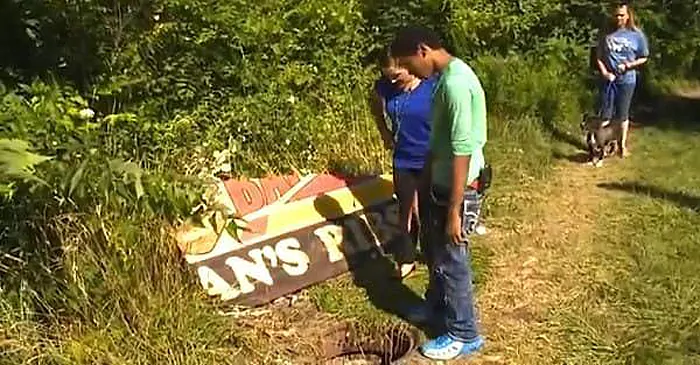 Bambini scoprono una fossa nel bosco: ecco cosa conteneva