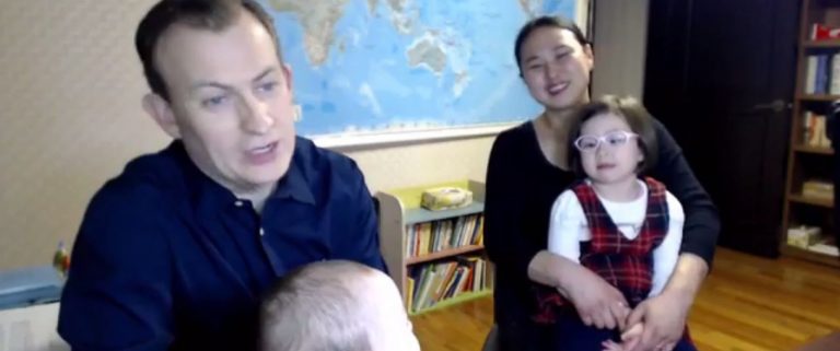 Professore interrotto in diretta dai figli durante la diretta: ecco la sua storia