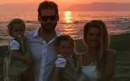 michelle hunziker e tomaso trussardi con le figlie in spiaggia al tramonto