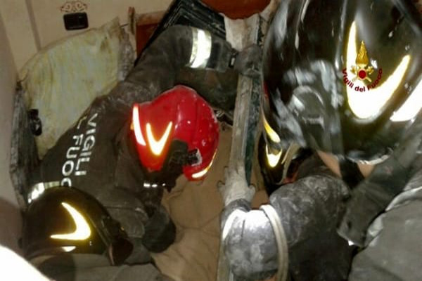 Milano, crolla muro della casa. Anziana sotto le macerie. È grave