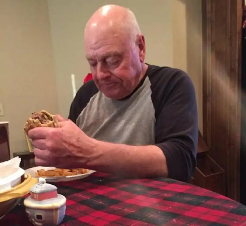 Nonno prepara hamburger per nipoti ma se ne presenta uno
