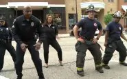 Pompieri e poliziotti scendono in strada e ballano insieme