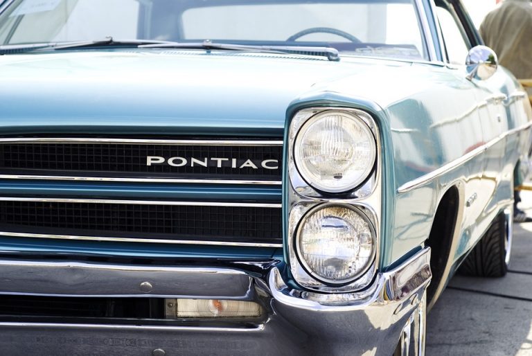 pontiac-207443_960_720 fari dell'auto