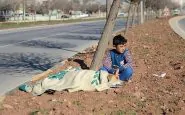 Bambino rifugiato aiuta cane e aspetta l'arrivo dei soccorsi