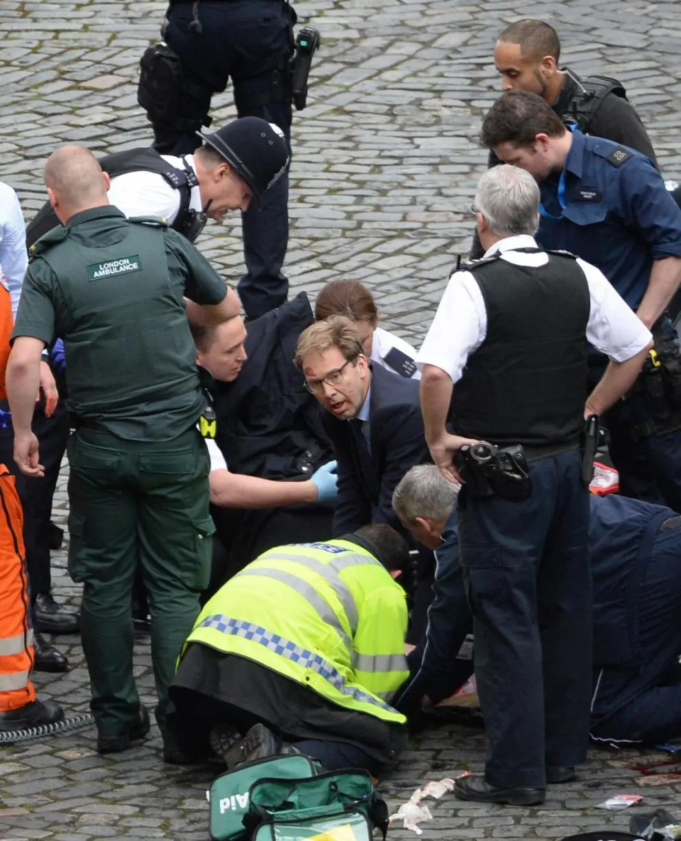 Londra, il deputato cerca di salvare il poliziotto. La foto toccante