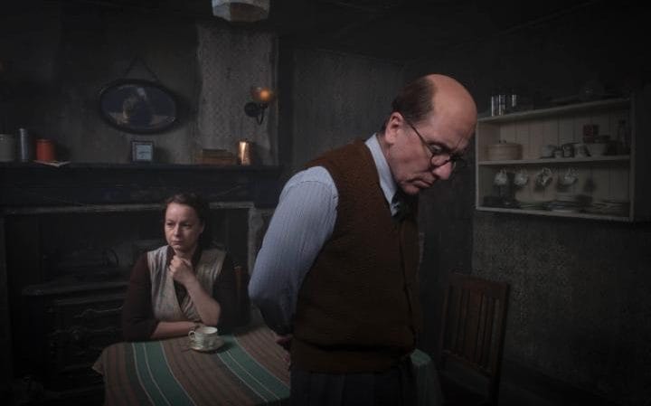 Tim Roth nei panni del serial killer John Reginald Christie nella serie tv Rillington Place