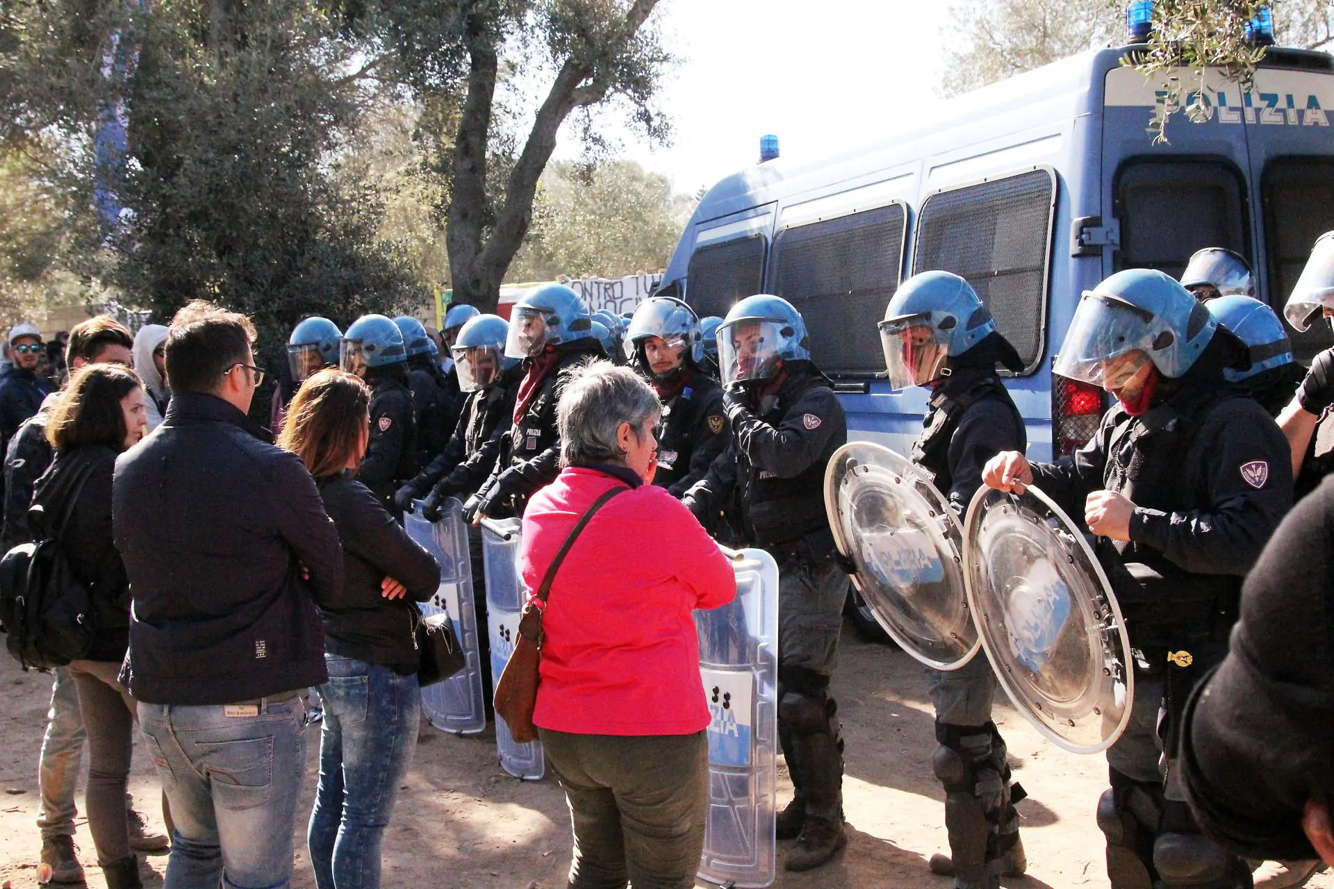 Puglia: Zona Tap, gli ulivi sono stati espiantati. Abbattute le barricate degli attivisti