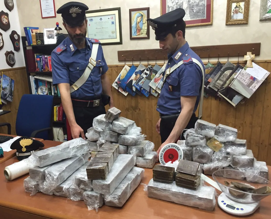 Napoli: 17 kg di Marijuana sotto il letto, donna di 45 anni arrestata