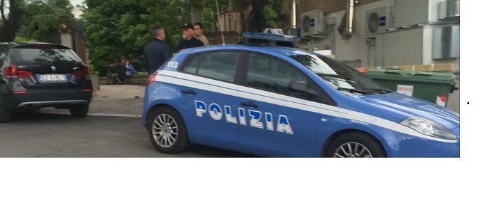 "Ora sto per laurearmi." Ragazzo si spara un colpo di pistola nella sua camera da letto