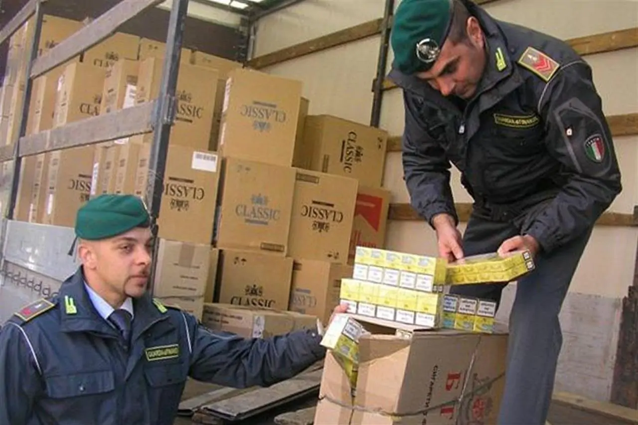 Napoli, contrabbando di sigarette: sequestrate 8 tonnellate