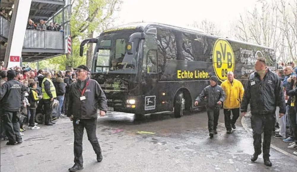 Borussia Dortmund, esplosione coinvolge bus della squadra. Un giocatore ferito