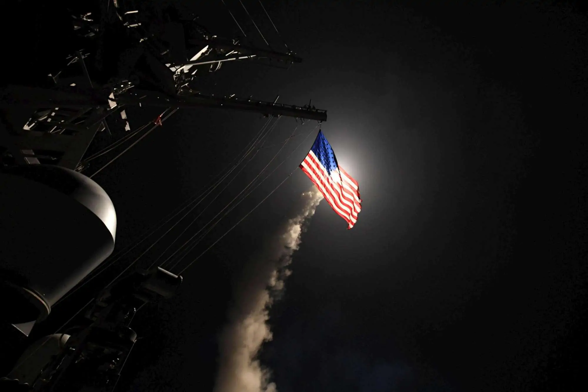 Attacco Usa in Siria: lanciati 59 missili. Ira Russia: "Violata legge internazionale"