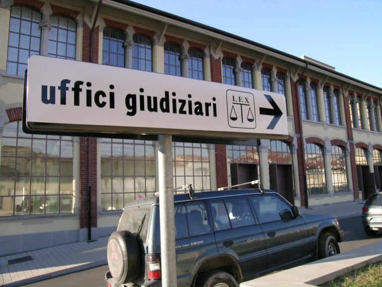 Cartello Uffici giudiziari davanti al Tribunale dic2004 b 768x576