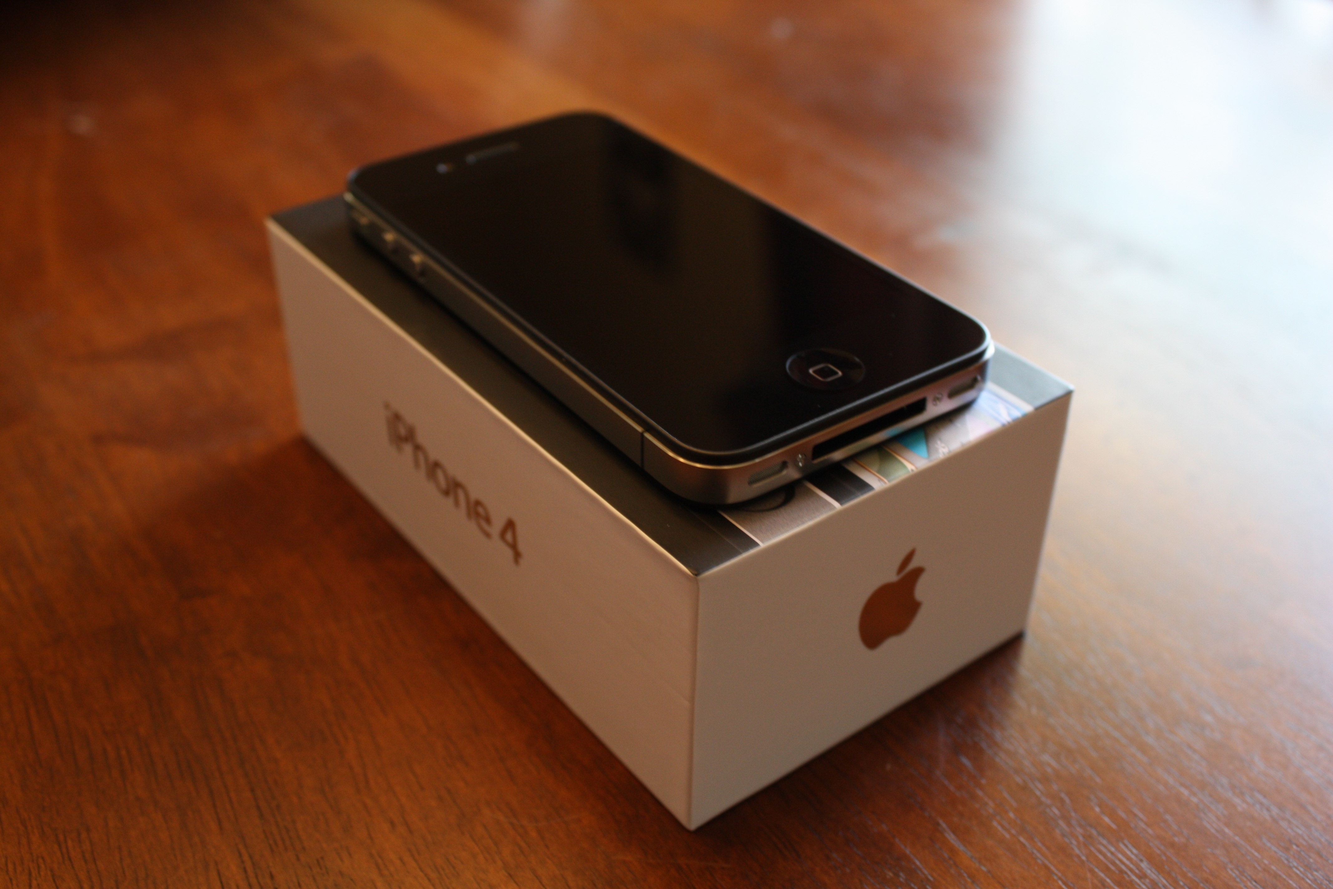 Б у телефоны айфон. Apple iphone 4 16gb. Iphone 4 черный. Айфон 4s комплектация. Iphone 4s (2011).
