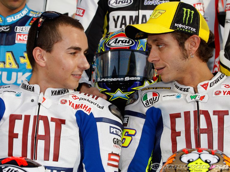 MotoGP: una petizione per dare il titolo 2015 a Rossi e toglierlo a Lorenzo MotoGP: una petizione per dare il titolo 2015 a Rossi e toglierlo a Lorenzo
