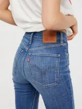 Jeans che cadono sulle forme