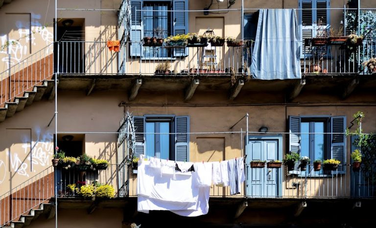 Milano, nonno pusher spaccia dal balcone: arrestato